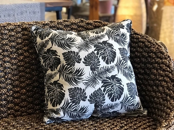 クッションカバー／プリント柄のクッションカバー【モンステラ